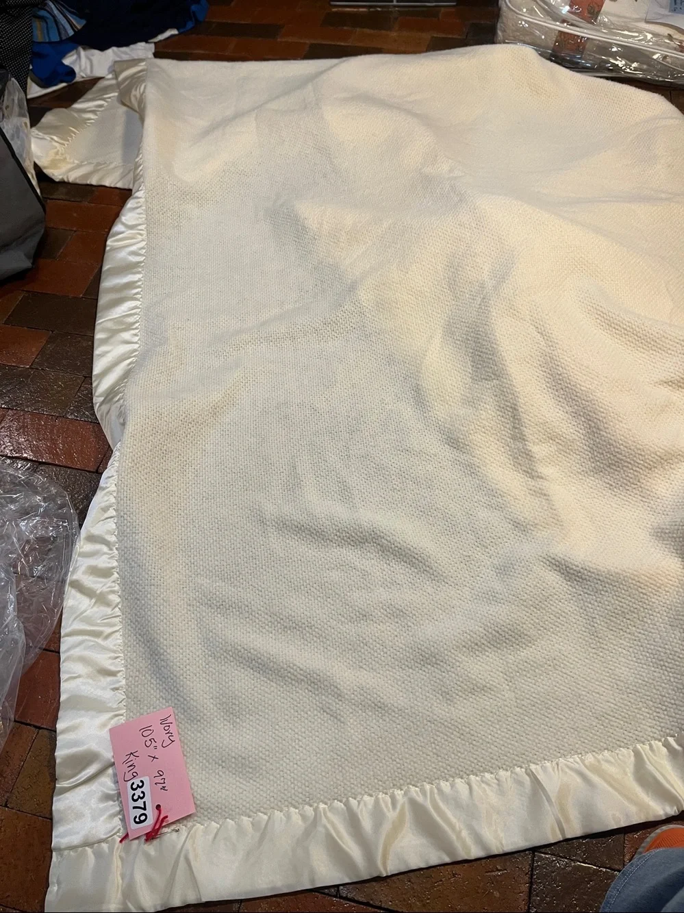 King size 105” X 97” buttery soft blanket with satin look edging 3379